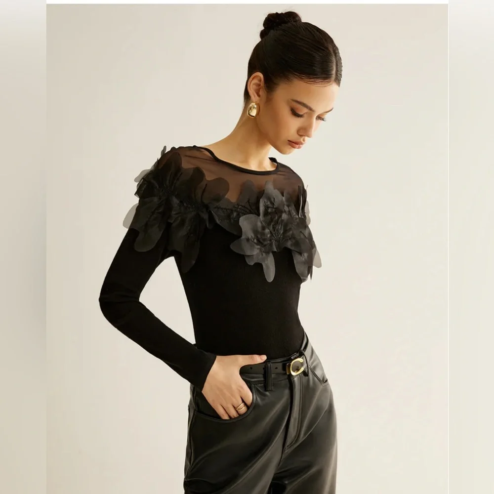 Commense Semi Sheer Floral Decor Slim Blouse NWOT Size L - Picture 3 of 5